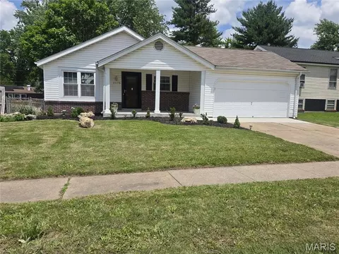 2375 Indiancup Dr, Florissant, MO 63033