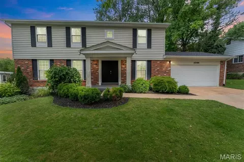 1044 Dutch Mill Dr, Ballwin, MO 63011