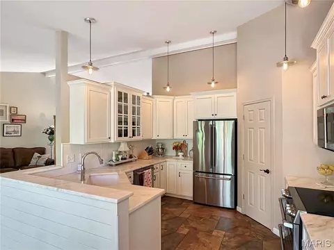 Kitchen - 17432 Hilltop Ridge Dr, Eureka, MO 63025 photo 6 of 8