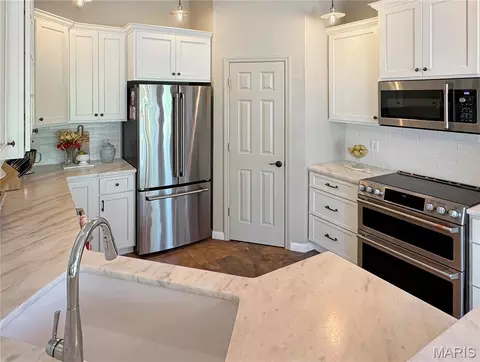 Kitchen - 17432 Hilltop Ridge Dr, Eureka, MO 63025 photo 5 of 8