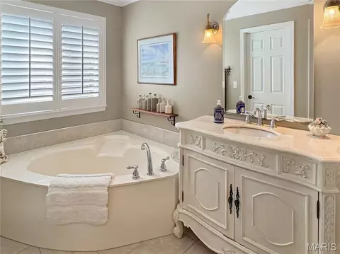 Bath - 17432 Hilltop Ridge Dr, Eureka, MO 63025 photo 2 of 7