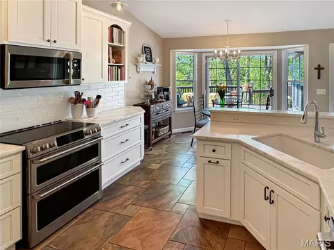 Kitchen - 17432 Hilltop Ridge Dr, Eureka, MO 63025 photo 3 of 8