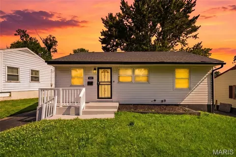 321 Caithness Rd, Saint Louis, MO 63137