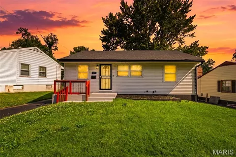 321 Caithness Rd, Saint Louis, MO 63137