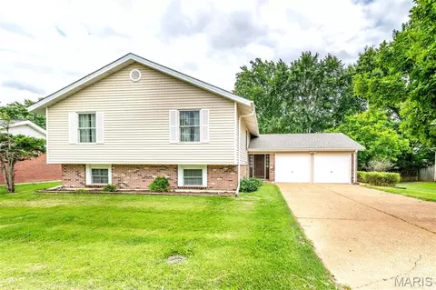 12798 Highstone Dr, Saint Louis, MO 63146