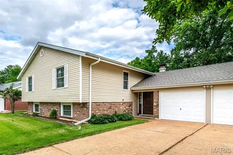 12798 Highstone Dr, Saint Louis, MO 63146