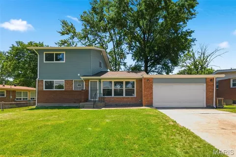 8906 Seneca Ave, Overland, MO 63114
