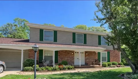 166 Southdown Dr, Chesterfield, MO 63017