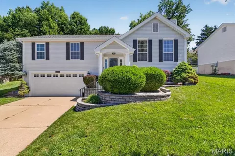 1815 Fox Pointe Dr, Arnold, MO 63010