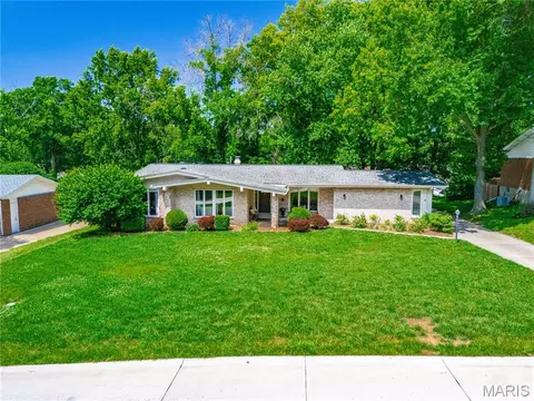 341 Elmcrest Dr, Ballwin, MO 63011
