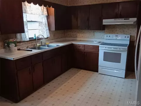 Kitchen - 805 Phillips Ave, Salem, MO 65560 photo 1 of 2
