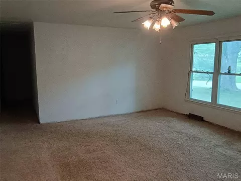 Living - 805 Phillips Ave, Salem, MO 65560 photo 2 of 6