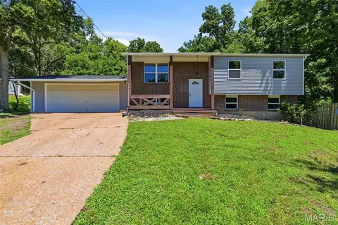 25 Apache Trl, Fenton, MO 63026