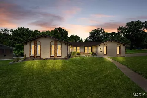 430 Glan Tai Dr, Manchester, MO 63011