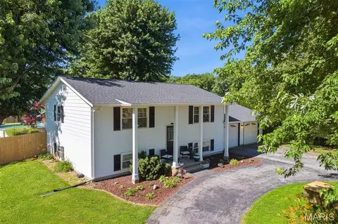 10904 Lake Rd, Highland, IL 62249
