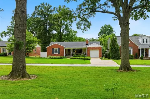 9368 Parkside Dr, Saint Louis, MO 63144
