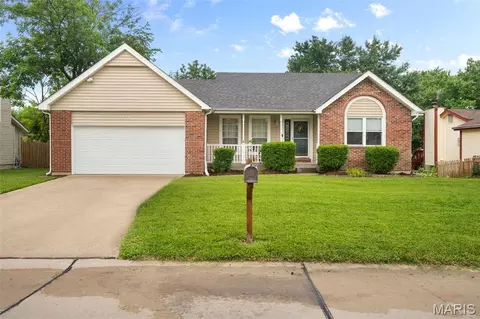 3016 Country Knoll Dr, Saint Charles, MO 63303