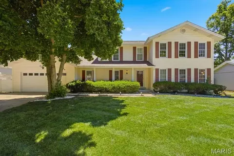 16014 Meadow Oak Dr, Chesterfield, MO 63017