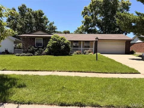11826 Park Ct, Maryland Heights, MO 63043