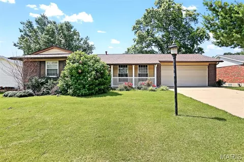 11826 Park Ct, Maryland Heights, MO 63043
