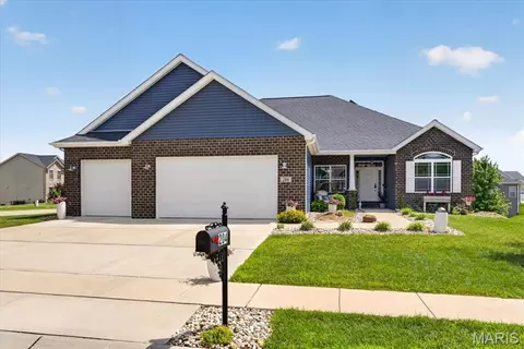 204 Meridian Oaks Dr, Glen Carbon, IL 62034