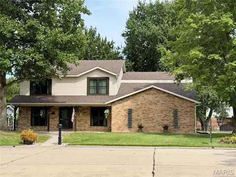 404 Hunters Gln, Belleville, IL 62220
