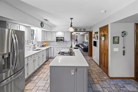 404 Hunters Gln, Belleville, IL 62220