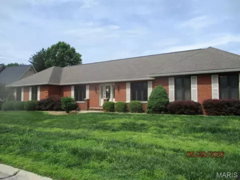 200 Lake Lorraine Dr, Swansea, IL 62226