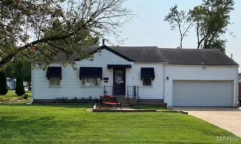 11000 Saint Ambrose Ln, Saint Ann, MO 63074