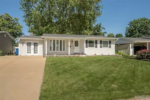 12030 Bennington Pl, Maryland Heights, MO 63043