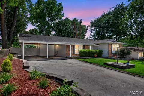 12009 Quality Ln, Maryland Heights, MO 63043