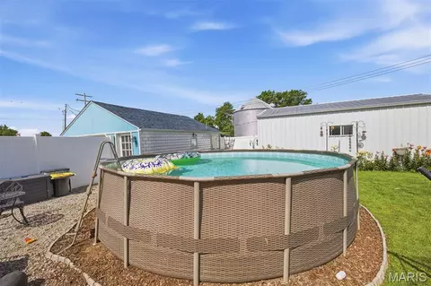 Exterior - 209 S Broadway, Hoffman, IL 62250 photo 10 of 12