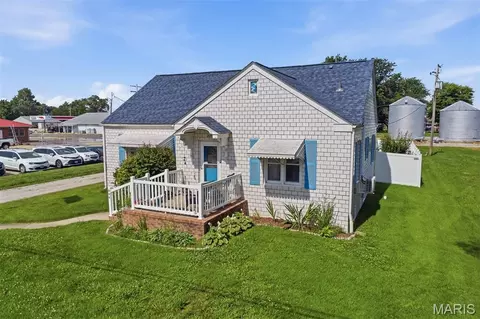 Exterior - 209 S Broadway, Hoffman, IL 62250 photo 11 of 12
