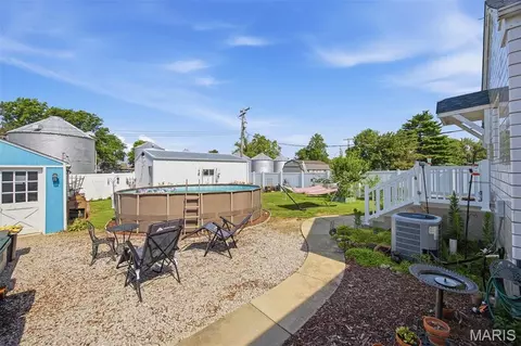 Exterior - 209 S Broadway, Hoffman, IL 62250 photo 7 of 12