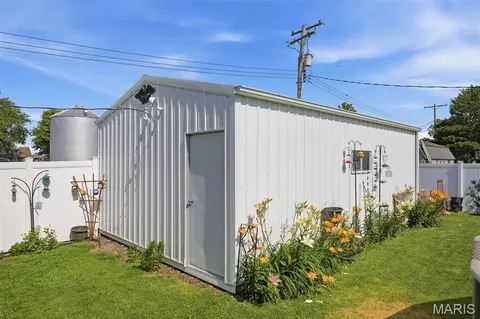 Exterior - 209 S Broadway, Hoffman, IL 62250 photo 8 of 12