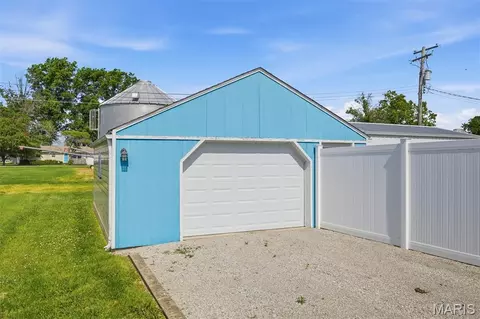Exterior - 209 S Broadway, Hoffman, IL 62250 photo 6 of 12