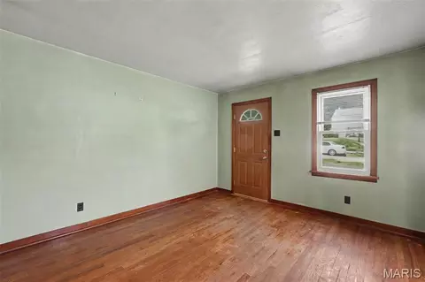 Living - 511 Averill Ave, Ferguson, MO 63135 photo 2 of 6
