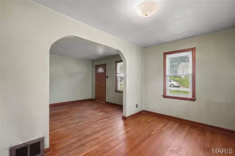 Living - 511 Averill Ave, Ferguson, MO 63135 photo 5 of 6