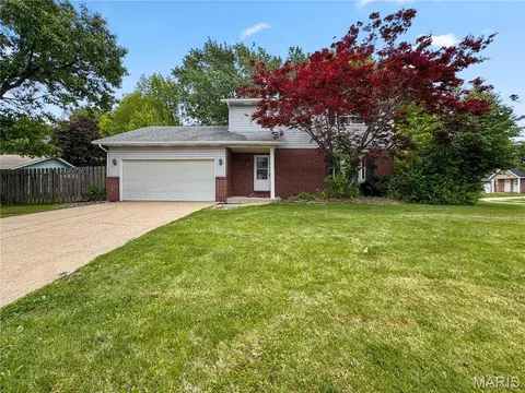 1902 Applegate Ln, Edwardsville, IL 62025