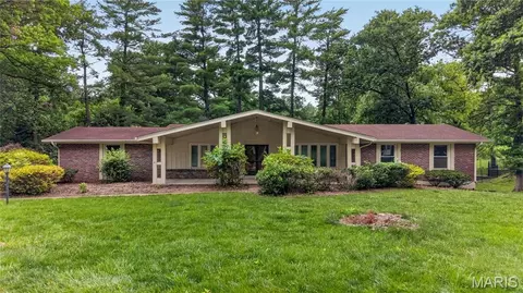 12470 Villa Hill Ln, Creve Coeur, MO 63141