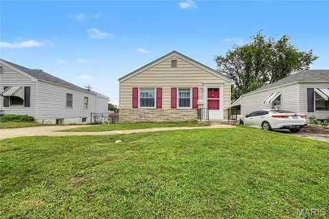 10725 Saint Lawrence Ln, Saint Ann, MO 63074