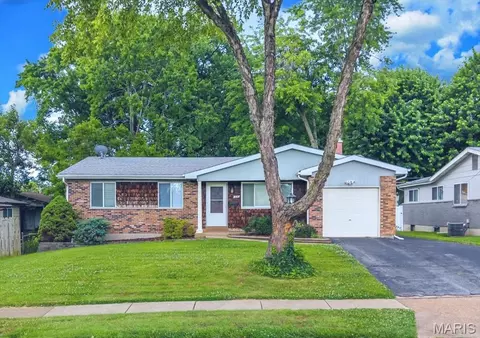 1840 Teakwood Manor Dr, Florissant, MO 63031