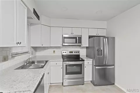 Kitchen - 809 White Oak Dr, O'fallon, IL 62269 photo 2 of 4