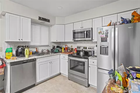 Kitchen - 809 White Oak Dr, O'fallon, IL 62269 photo 3 of 4