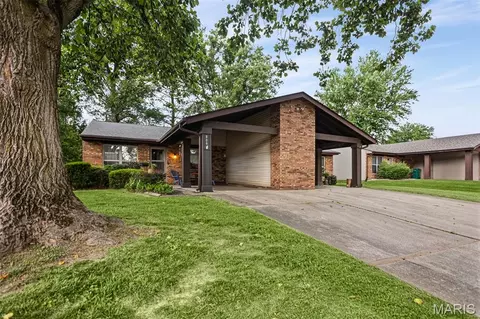 Exterior - 809 White Oak Dr, O'fallon, IL 62269 photo 3 of 6