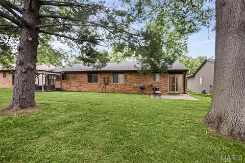 Exterior - 809 White Oak Dr, O'fallon, IL 62269 photo 4 of 6