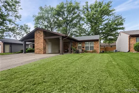 Exterior - 809 White Oak Dr, O'fallon, IL 62269 photo 2 of 6