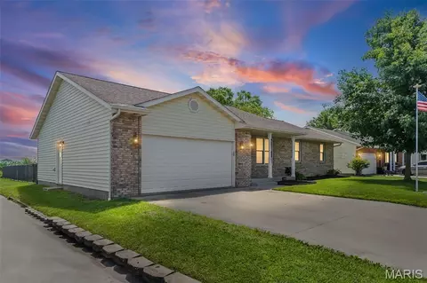 95 Sunbeam Dr, Highland, IL 62249