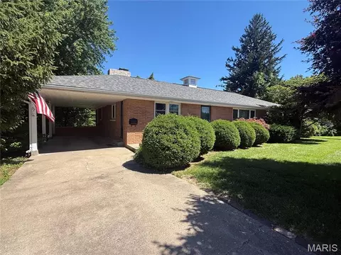 37 Holiday Dr, Hannibal, MO 63401