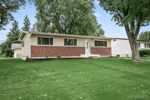 950 Kostka Ln, Florissant, MO 63031